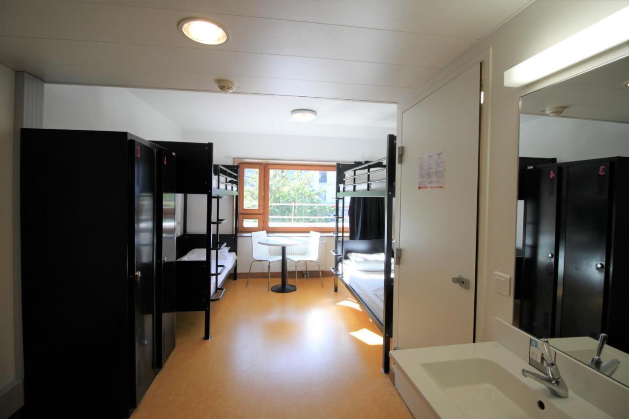 Cama en habitación compartida femenina de 4 camas con ducha privada. Baños compartidos.