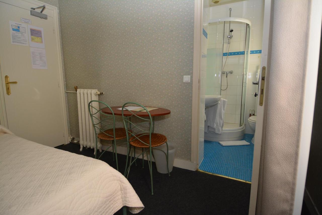 Quarto duplo com chuveiro e lavabo privativos