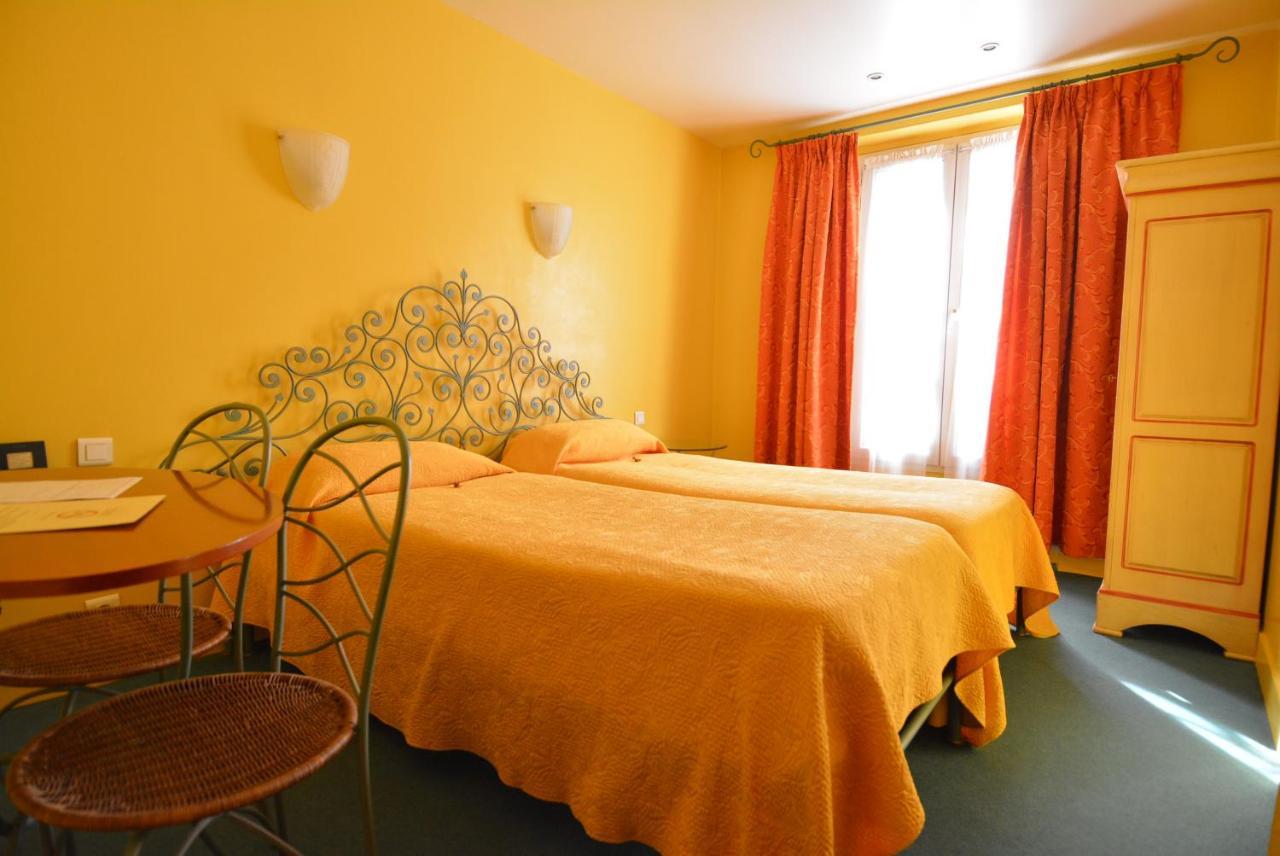 Quarto com 2 camas de solteiro e chuveiro e lavabo privativos