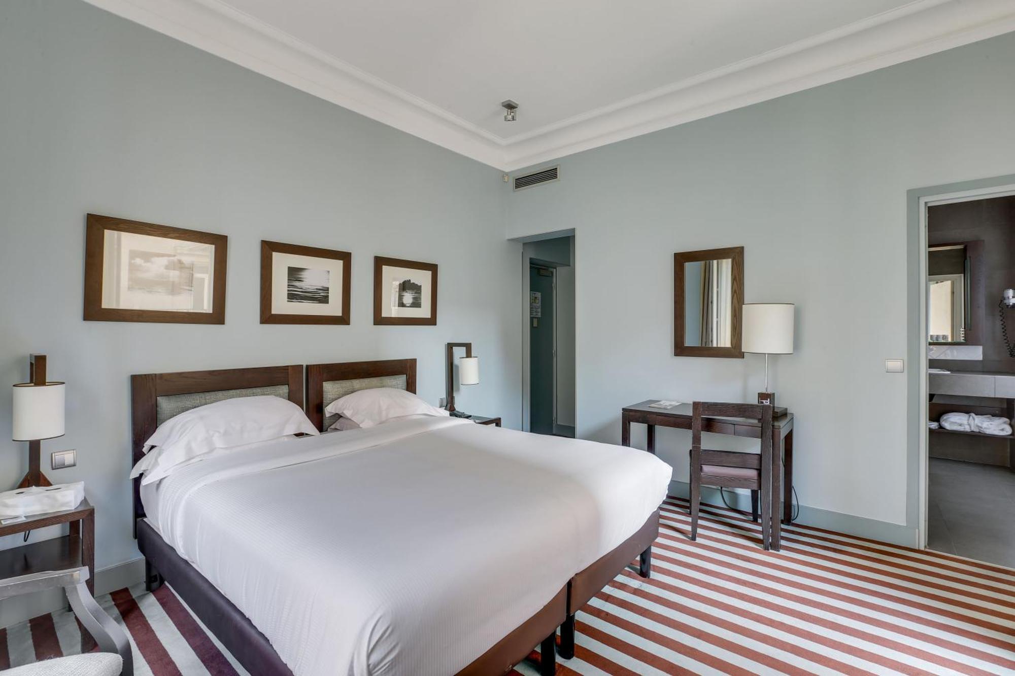 Deluxe Queen Room