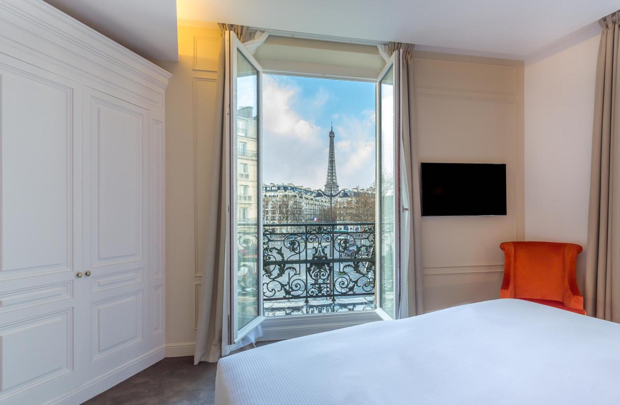 Quarto Duplo Prestige Comtesse - Vista Frontal da Torre Eiffel com Varanda
