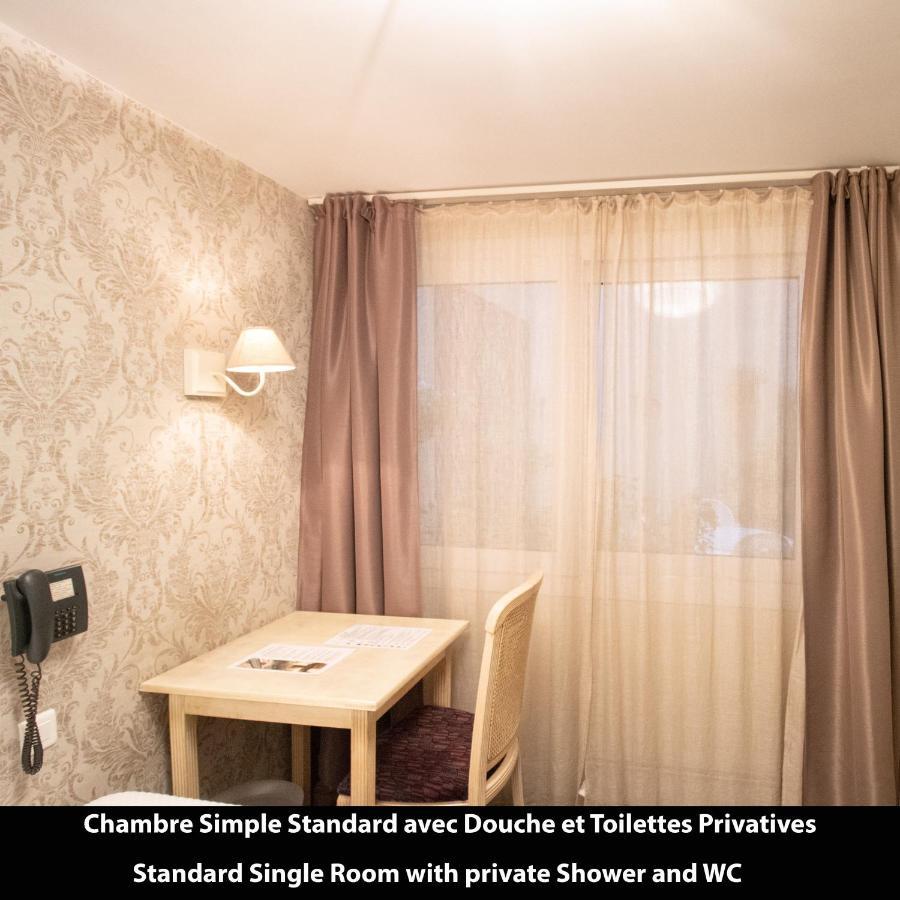 Quarto individual com chuveiro e lavabo privativos