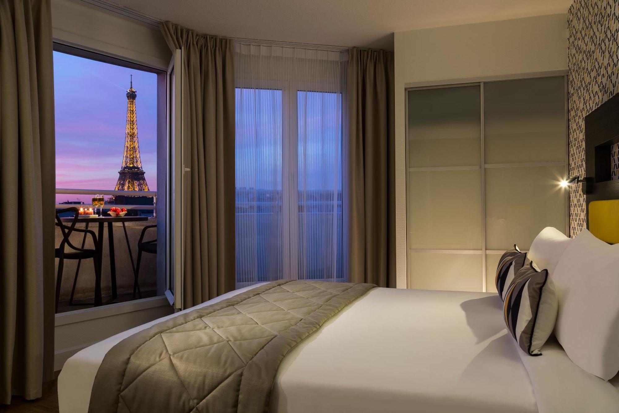 Studio Eiffel Tower view balcony,1709609400:JPEG