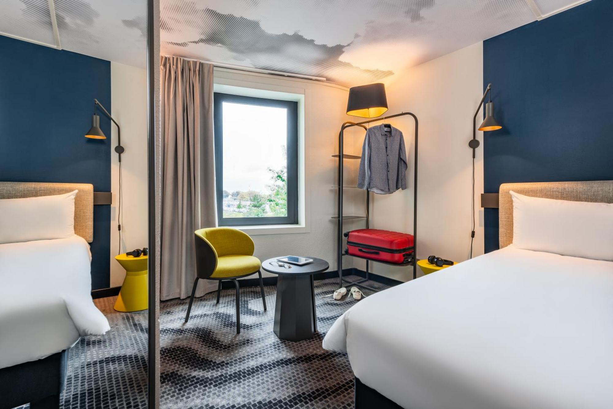 Chambre Standard avec 1 Lit Double et 2 Lits Simples
