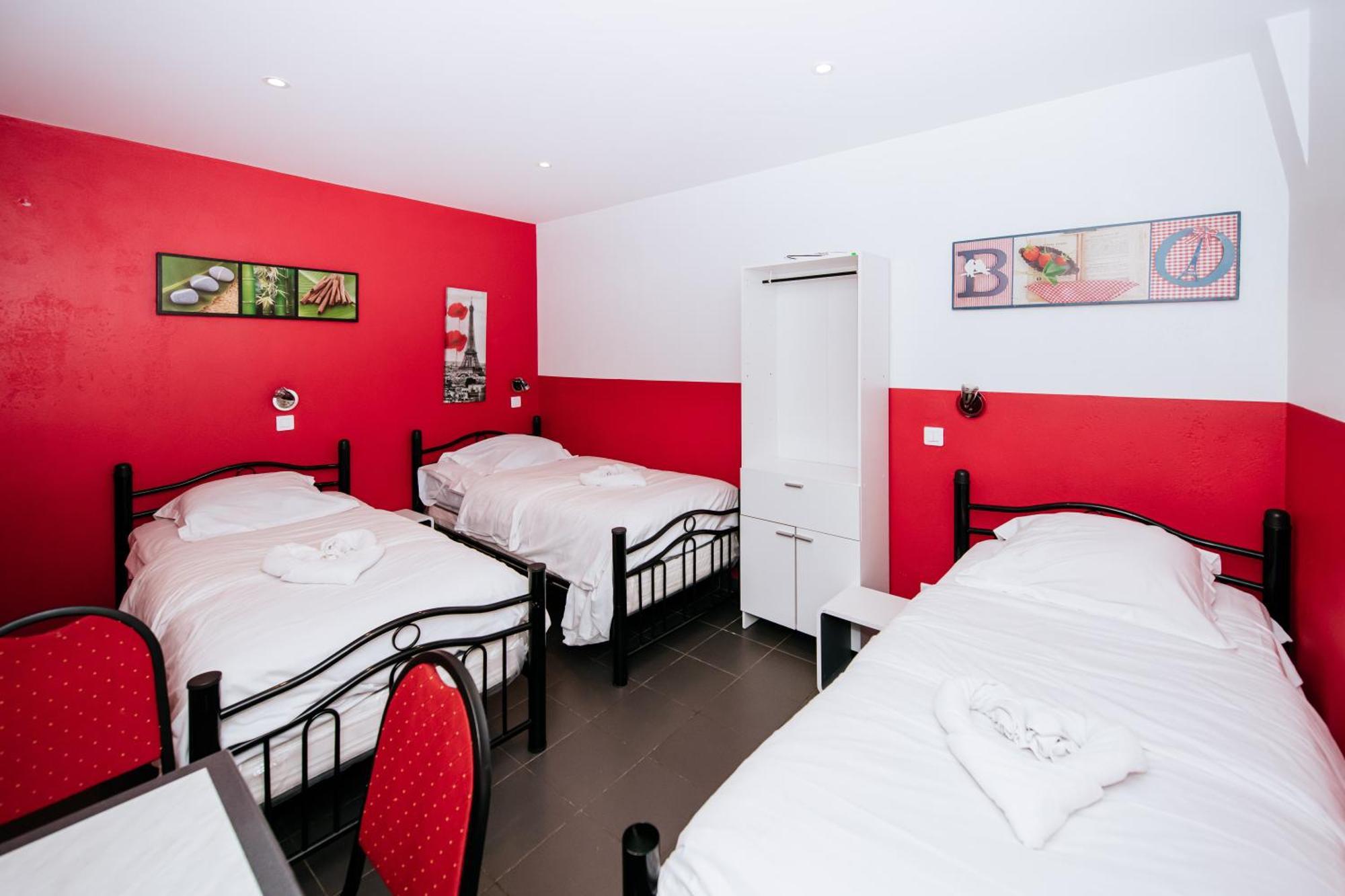 Deze driepersoonskamer heeft een gedeelde badkamer.