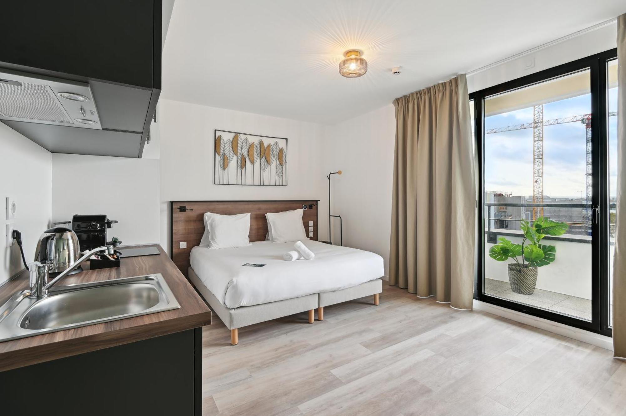 Superior studio double bed Balcony,1529299681:JPEG