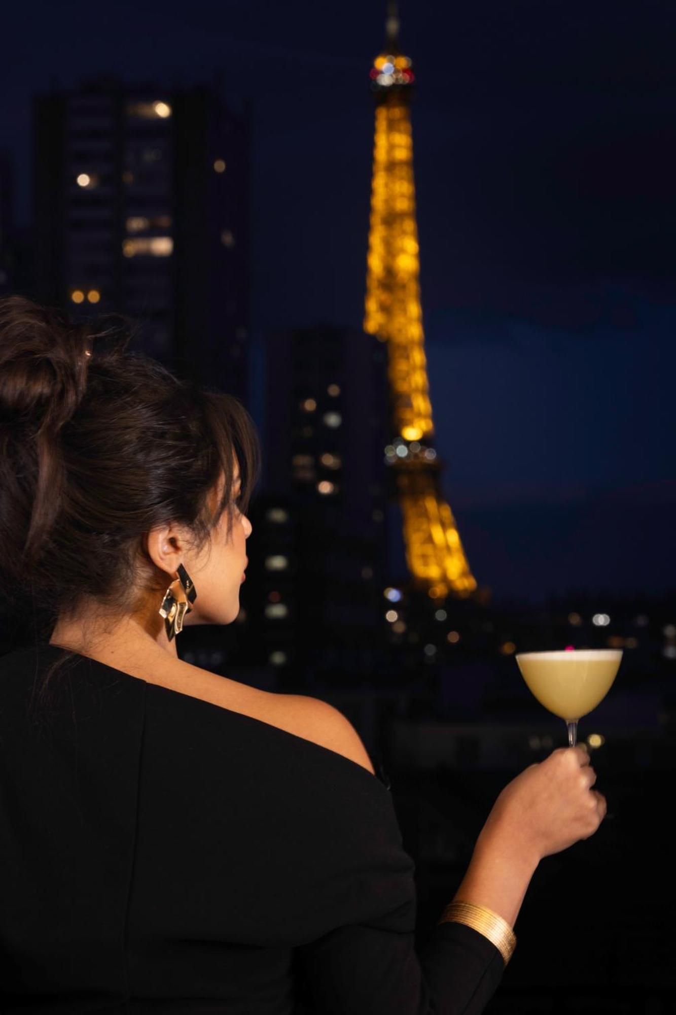 Deluxe Blue Room Eiffel Tower View
