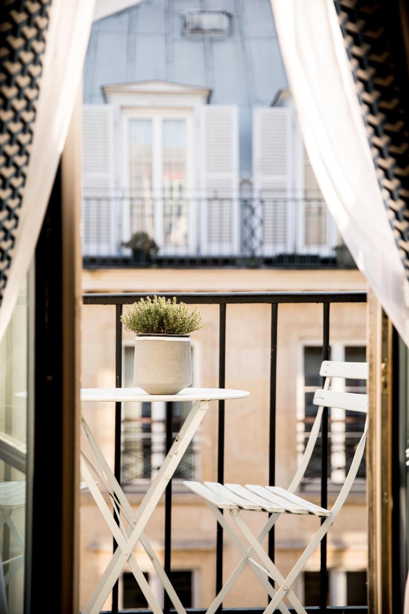 Quarto Queen com Varanda e Vista dos Telhados de Paris