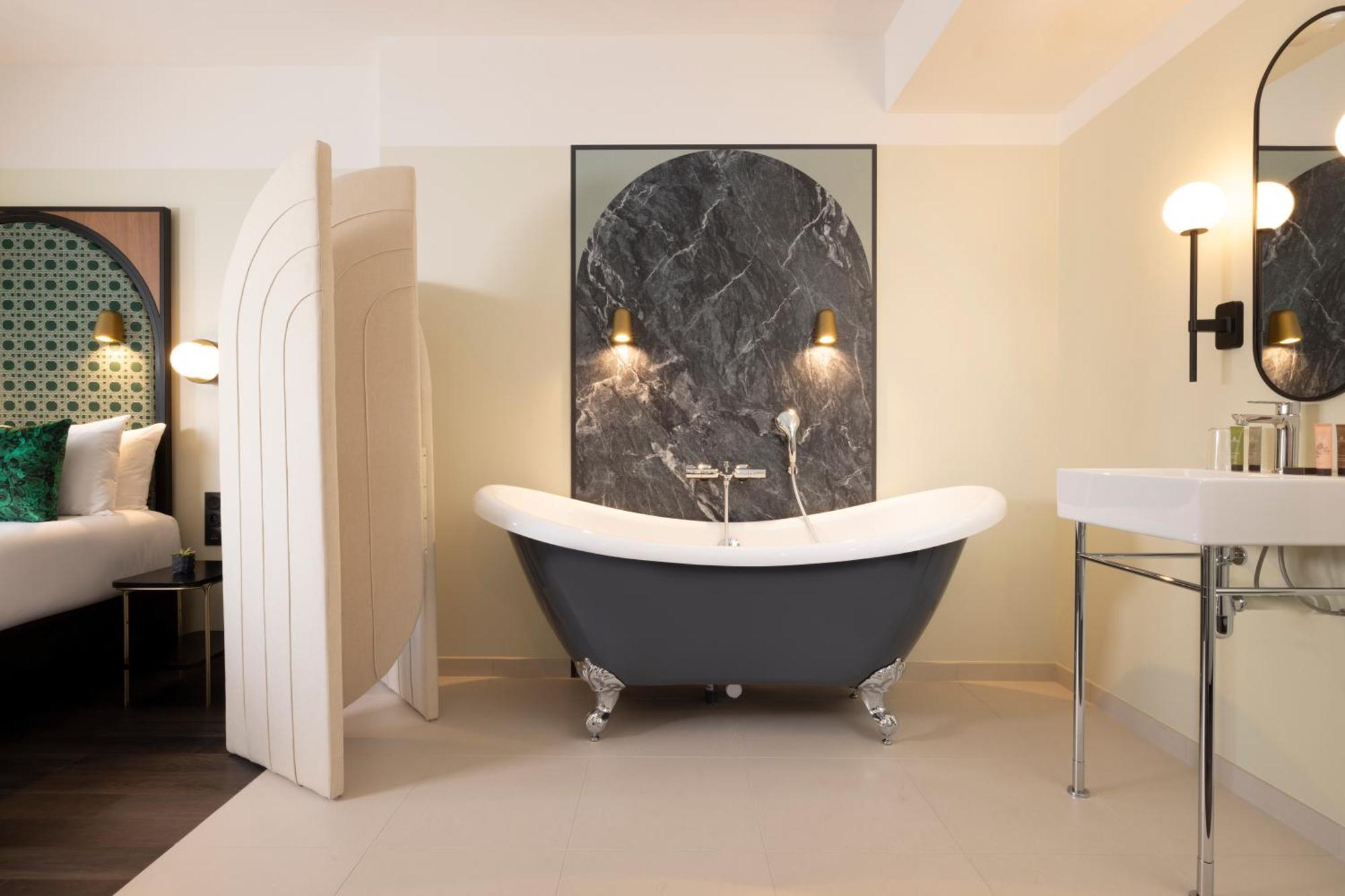 Privilege Double Room Bathtub