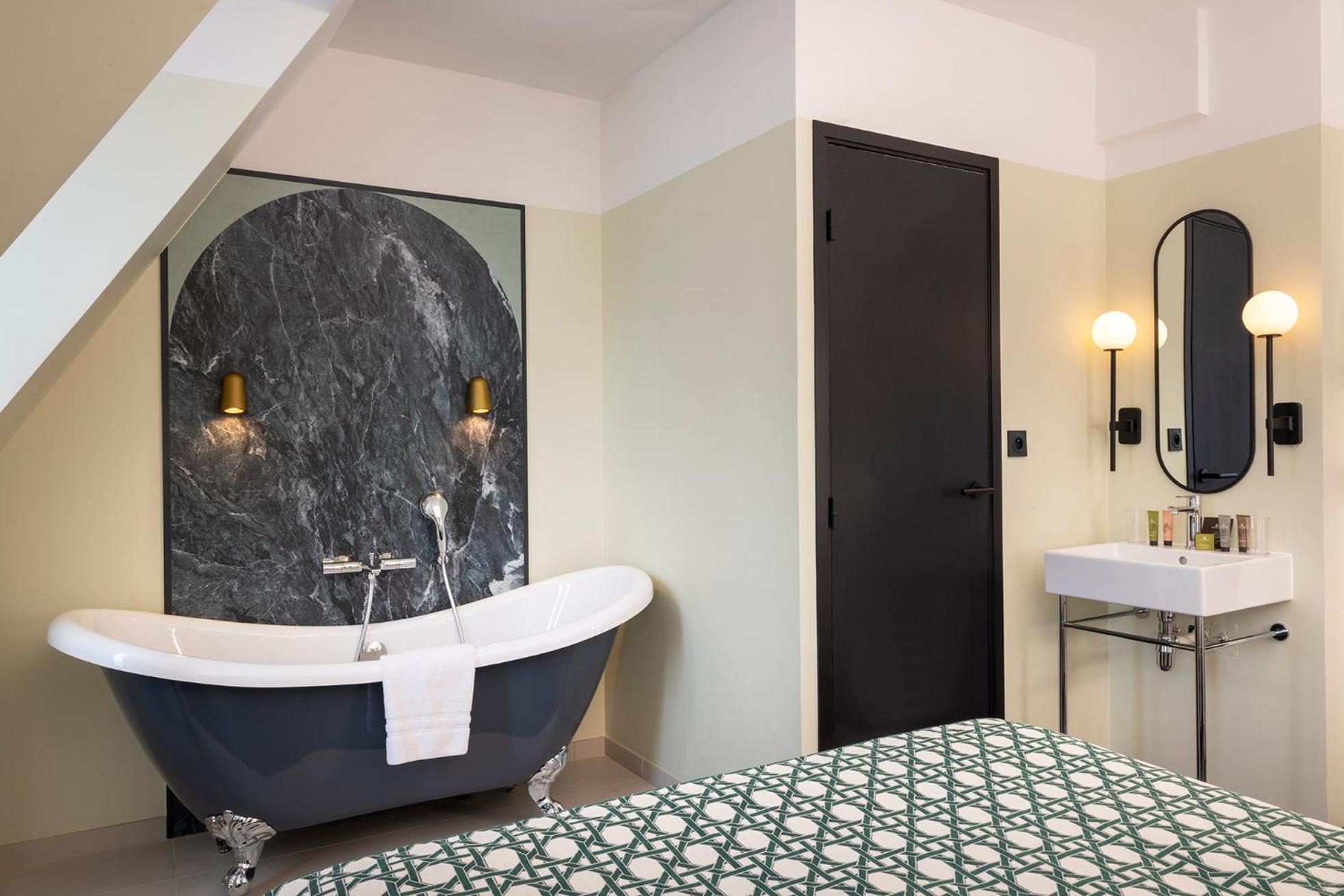 Privilege Double Room Bathtub
