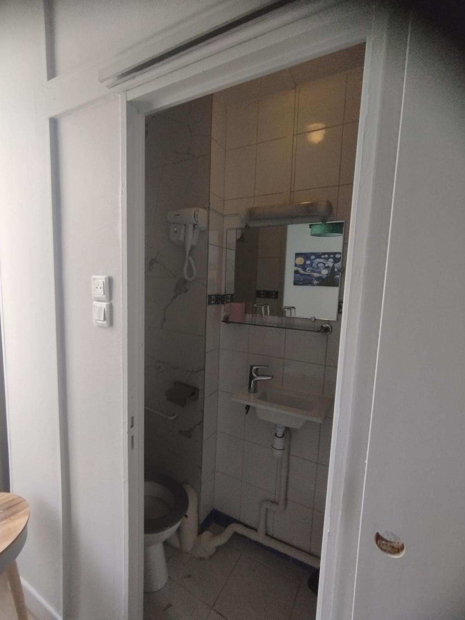 Standard Single Room Shower