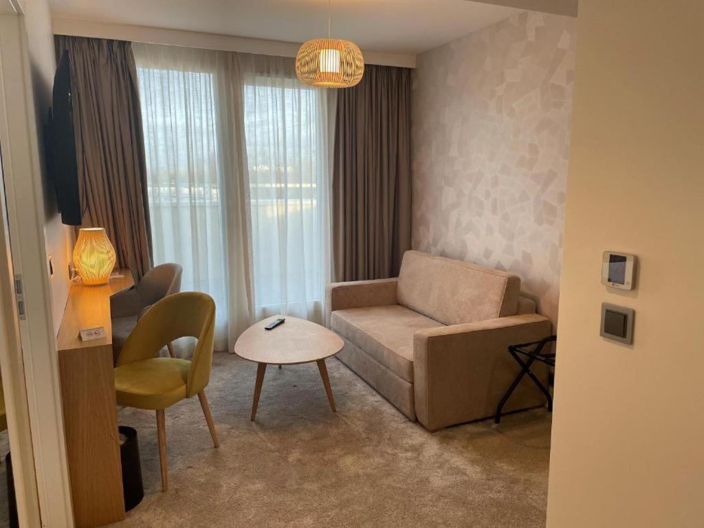 One-Bedroom Suite,1611305781:JPEG