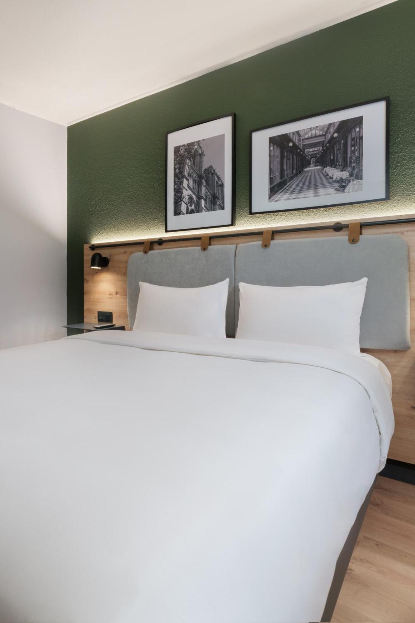 Standard Room 1 Queen Bed,1616417954:JPEG