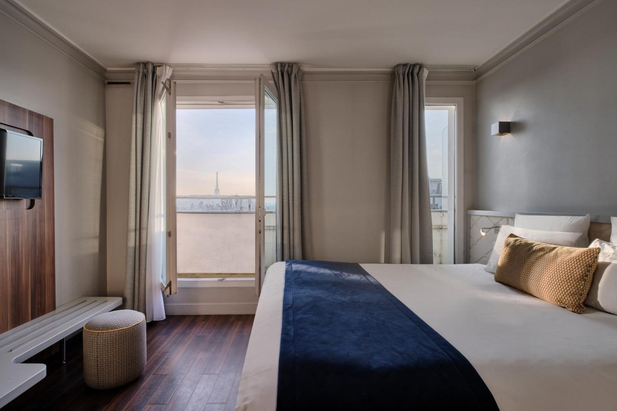 Doppel-/Zweibettzimmer mit Aussicht auf den Eifelturm.