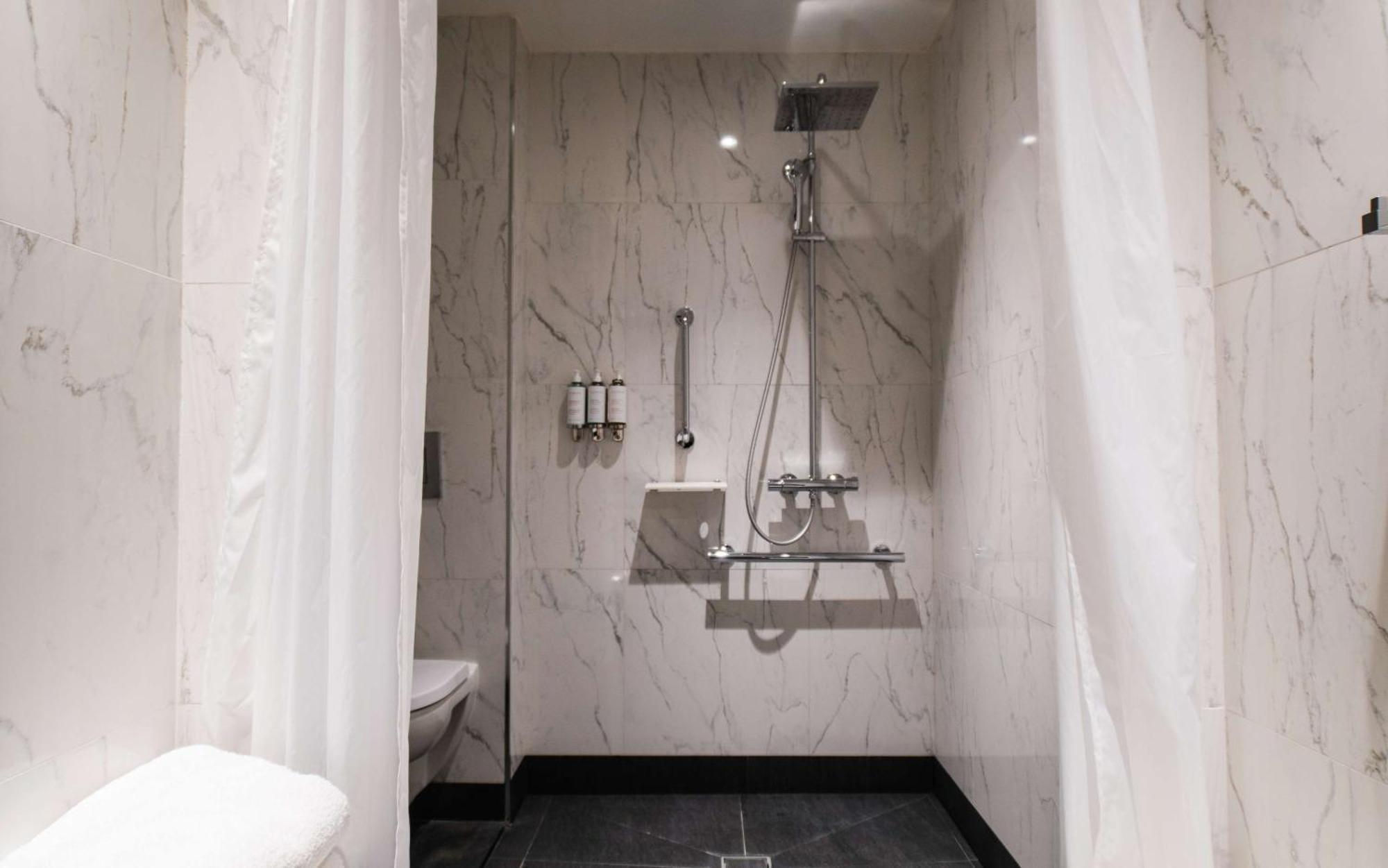 Deluxe King Room Accessible