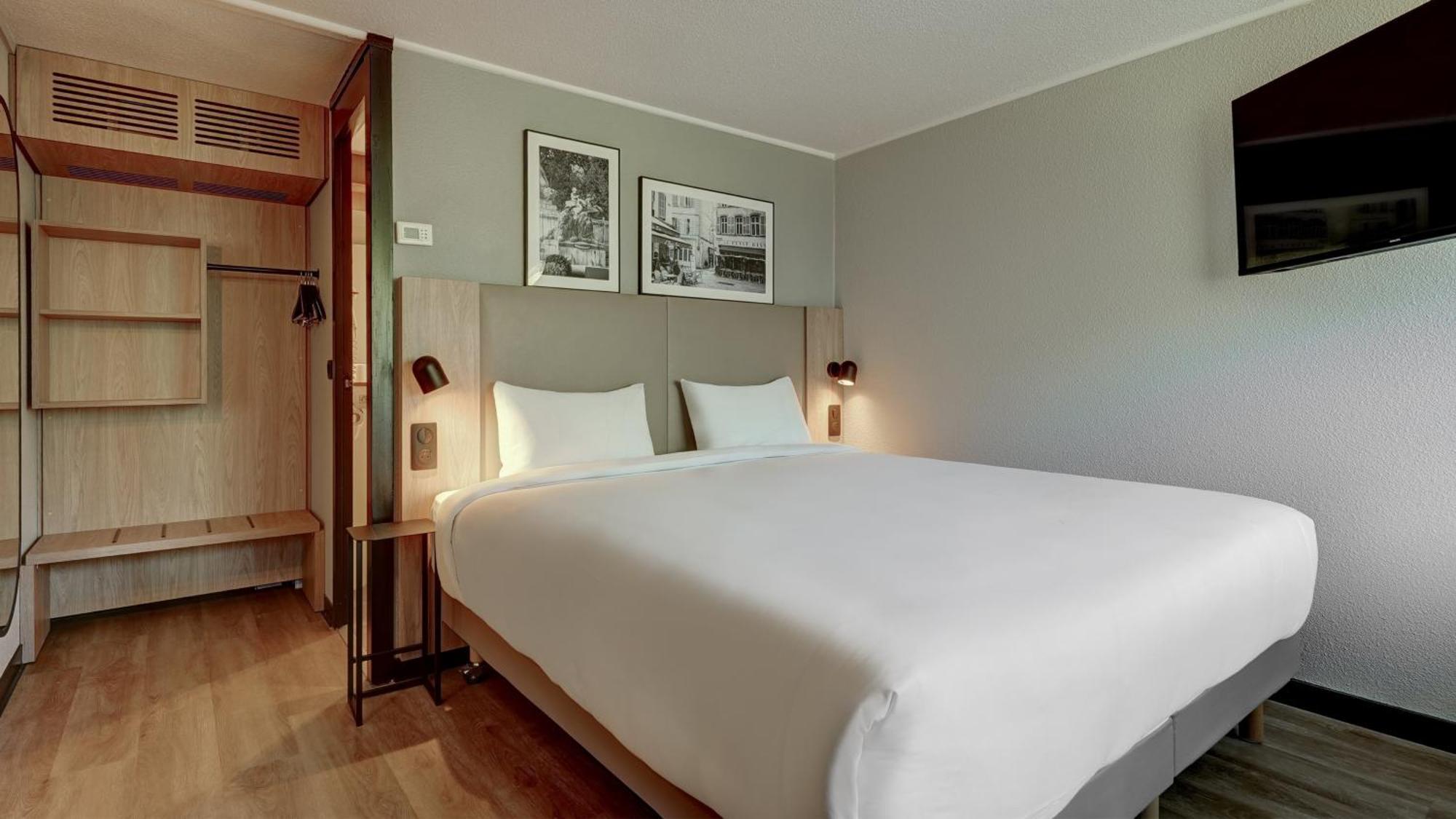 Standard Room 1 Queen Bed,1674699579:JPEG