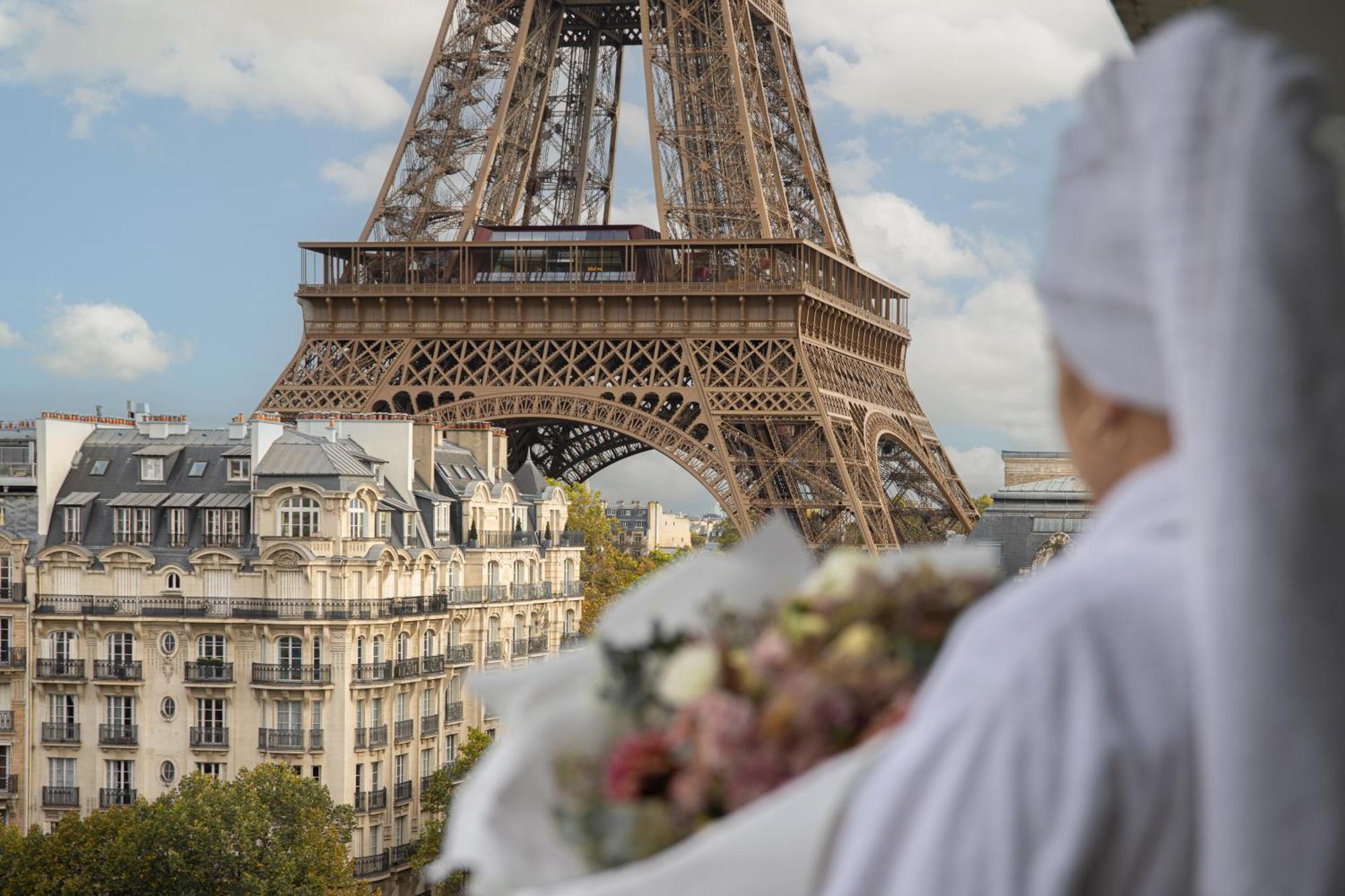 Quarto Deluxe com Cama King-size em Andar Alto com Sofá, Varanda e Vista da Torre Eiffel
