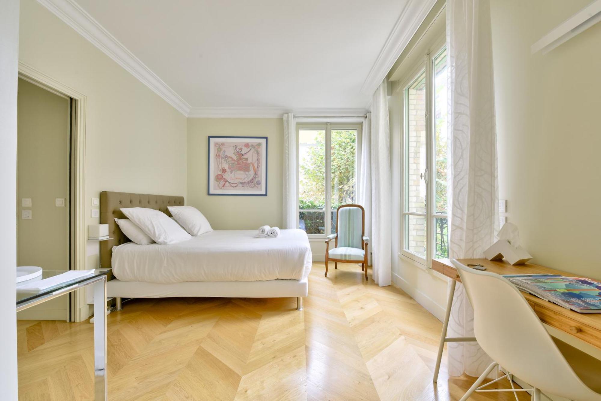 Queen Room Garden View