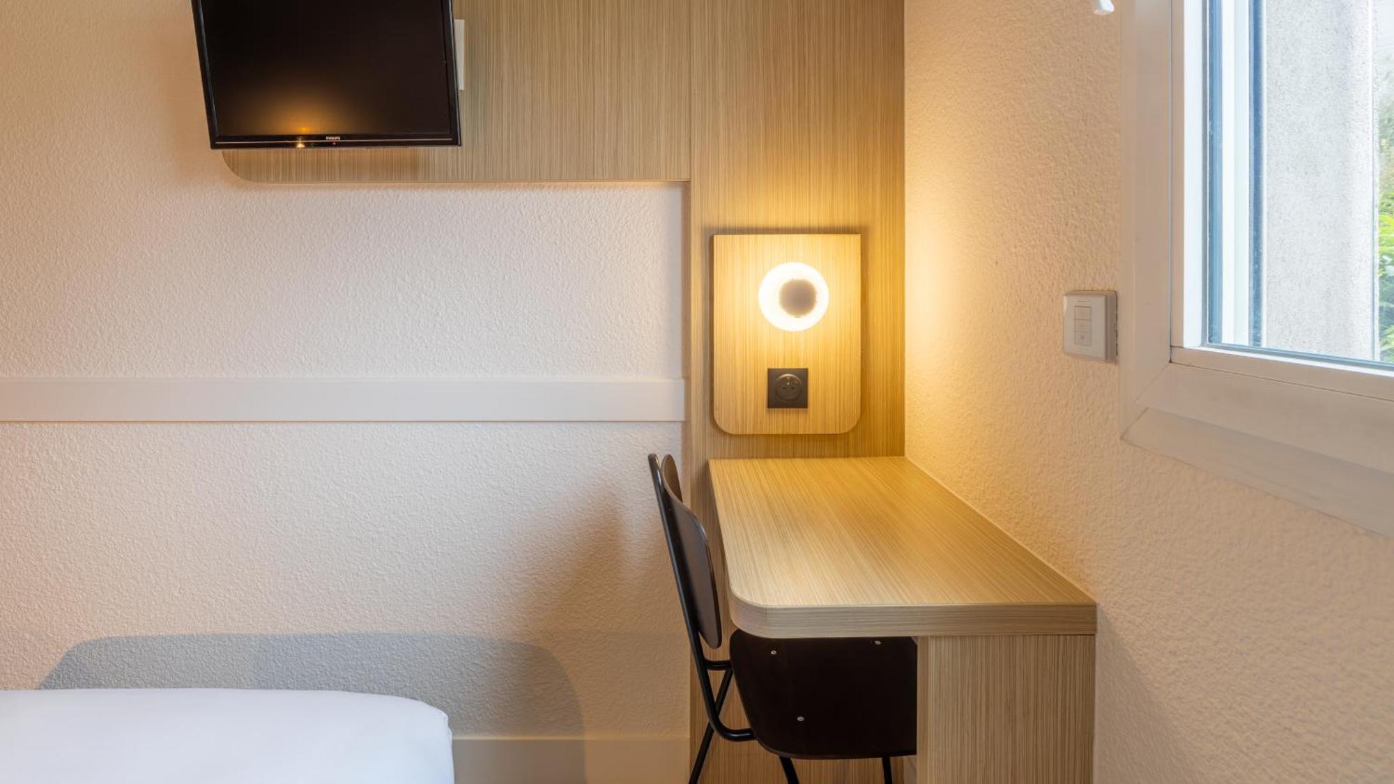Standard Room - 1 Queen Bed