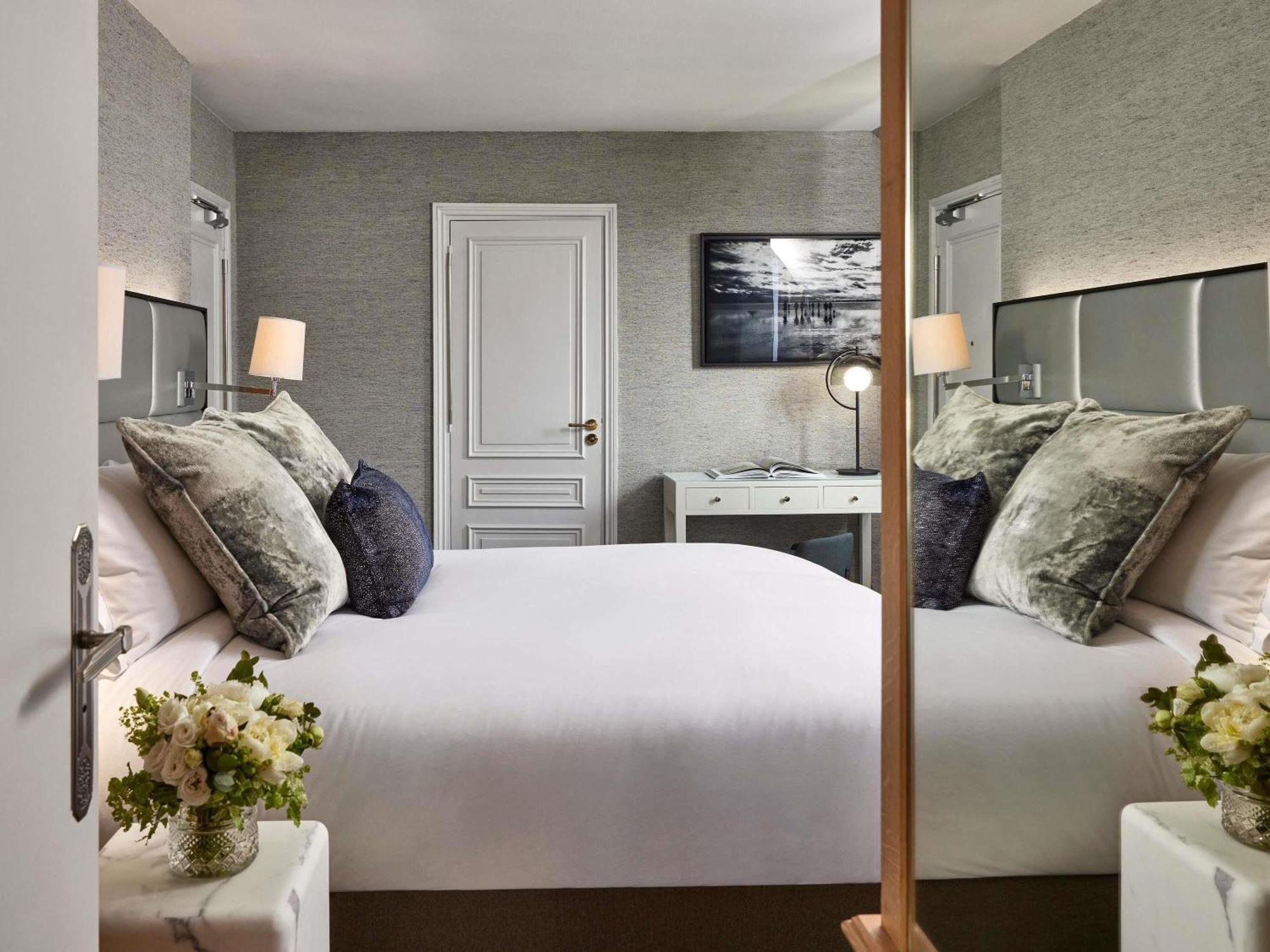 Two-Bedroom Eiffel Family Suite One King Bed One Queen Bed Eiffel Tower View,1729982060:JPEG