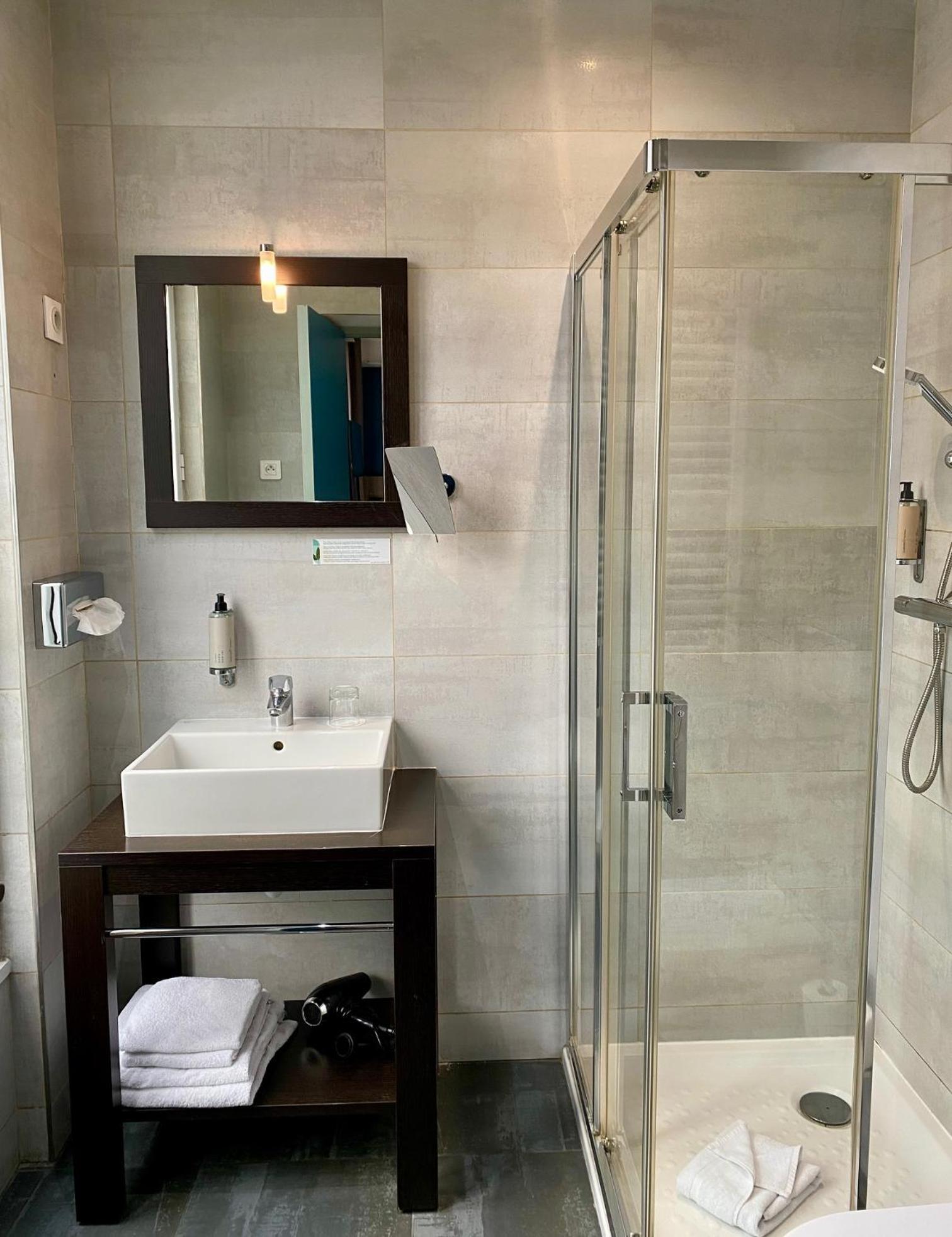 Executive Suite,1742607030:JPEG