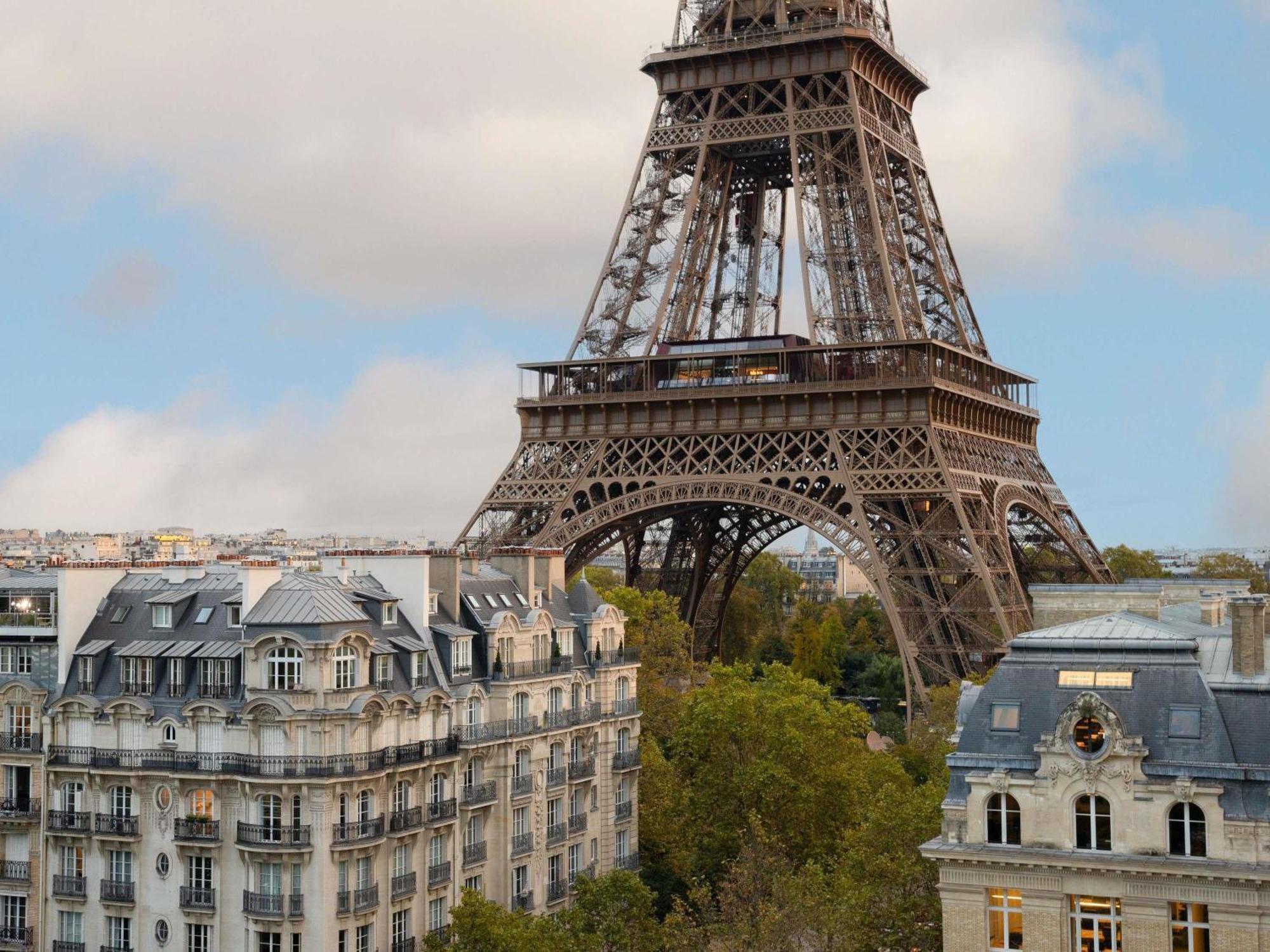 Quarto Deluxe com 2 Camas de Solteiro em Andar Alto com Sofá, Varanda e Vista da Torre Eiffel