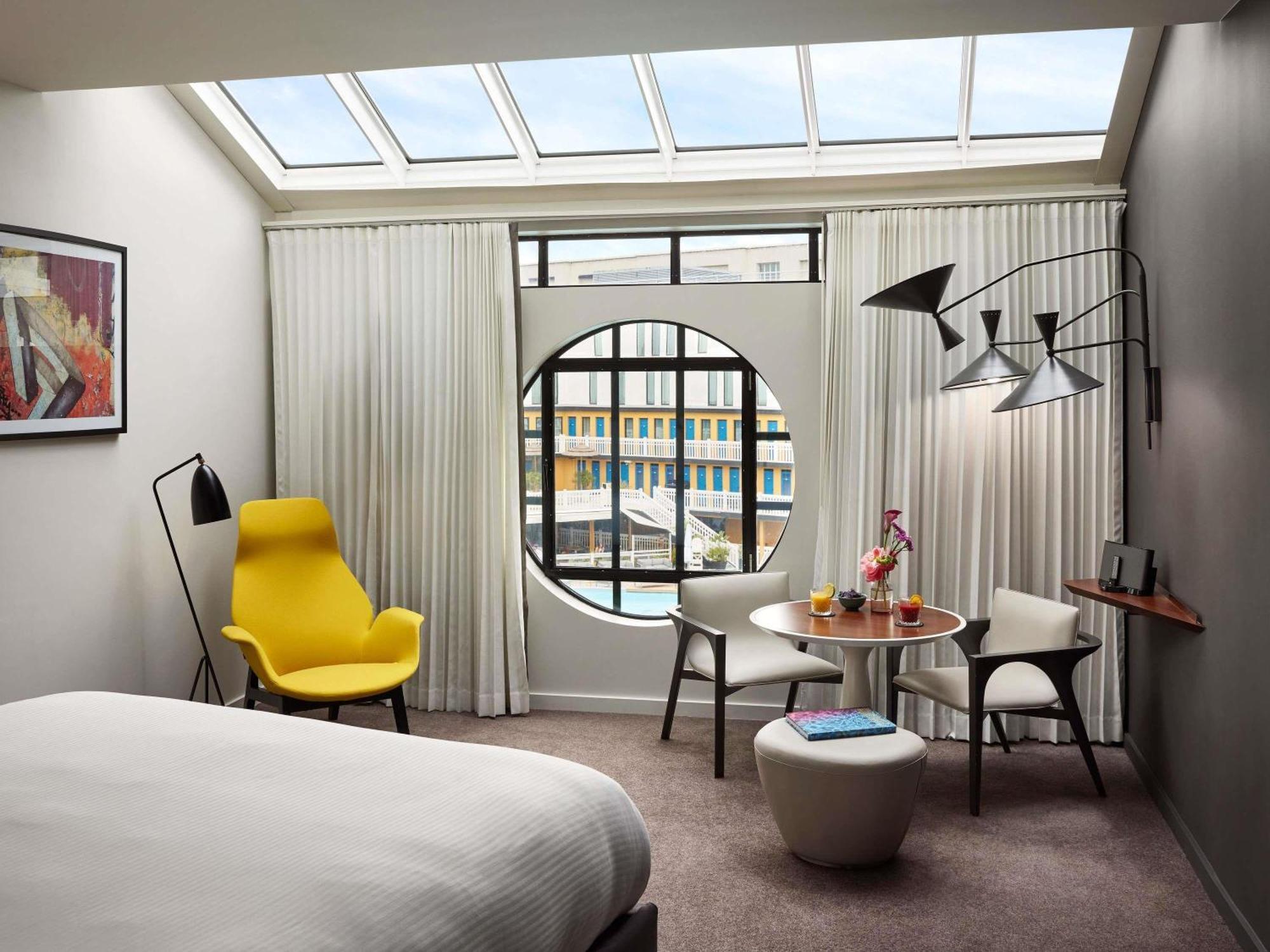 Hublot Executive Zimmer mit Kingsize-Bett und Poolblick