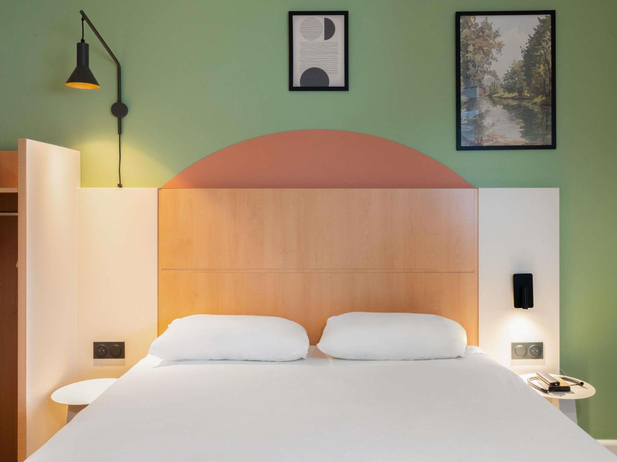 Chambre avec 1 Lit Double et 1 Lit Simple - Accessible aux Personnes à Mobilité Réduite