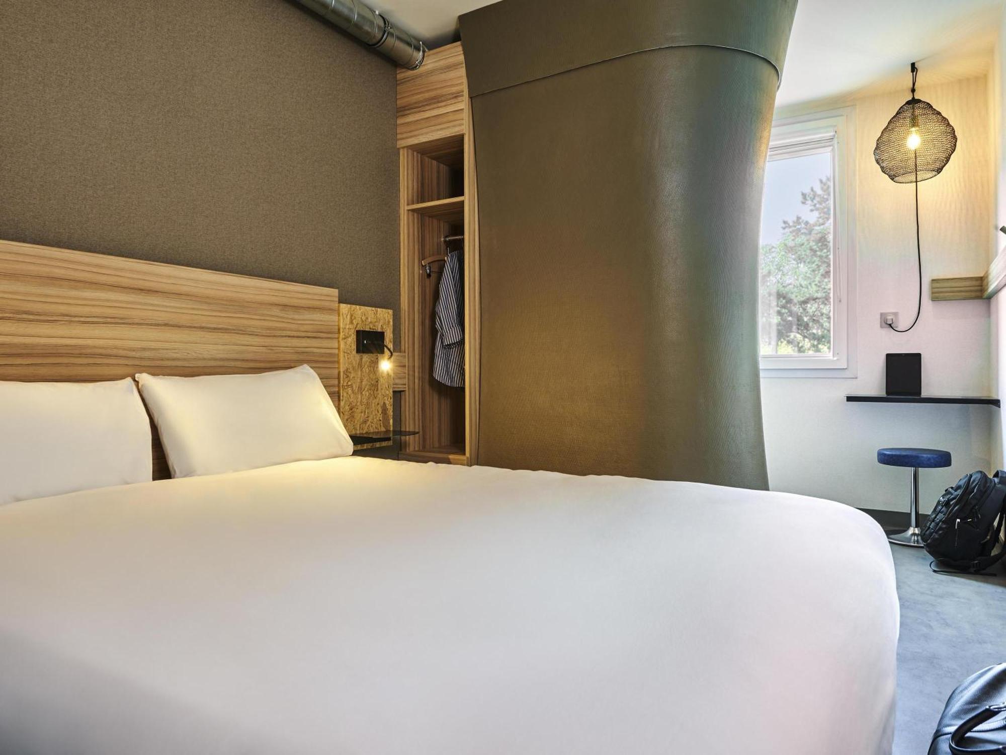 Pop Room with a double bed