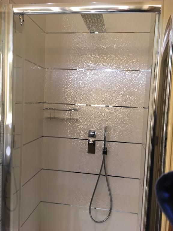 Comfort Triple Room Shower,397678017:JPEG
