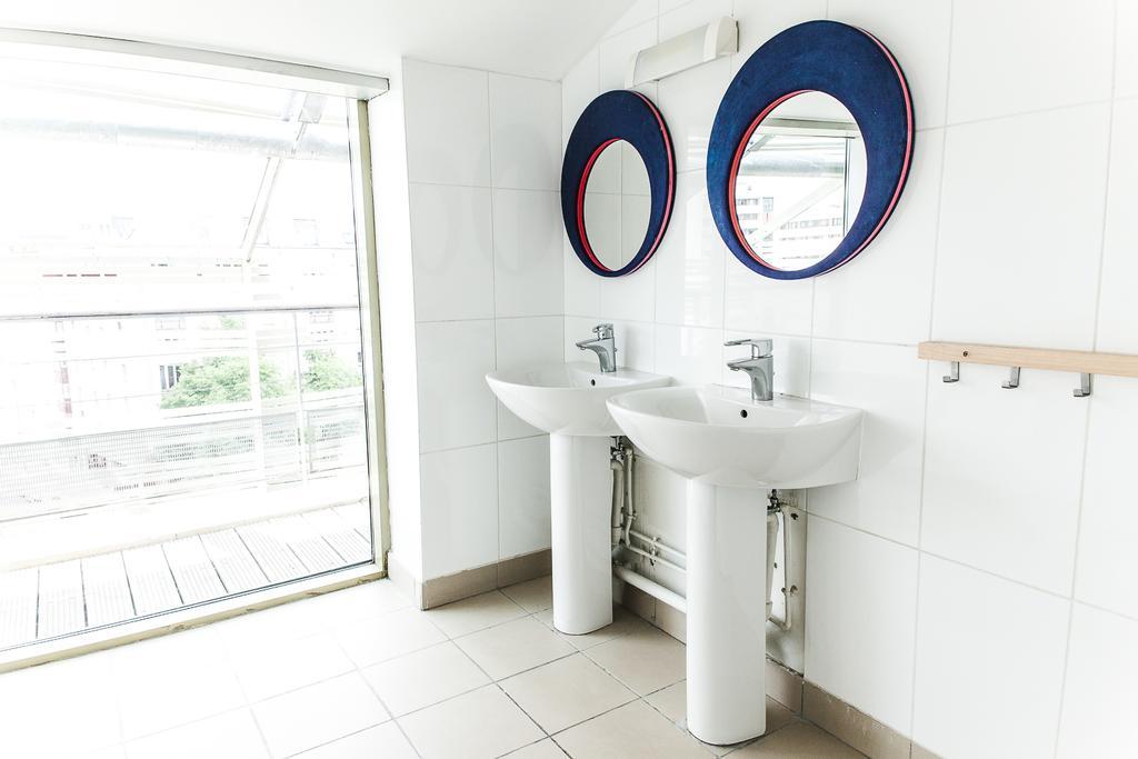 Quarto com 2 Camas de Solteiro e Banheiro Compartilhado