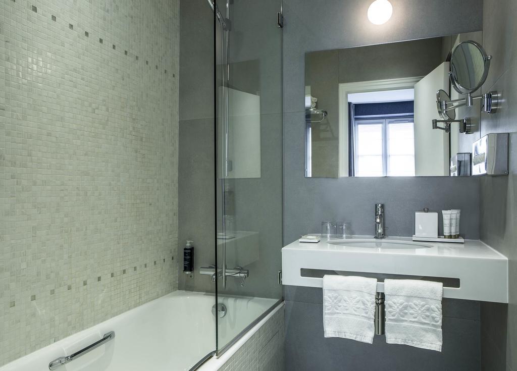 Superior Double or Twin Room Louvre View