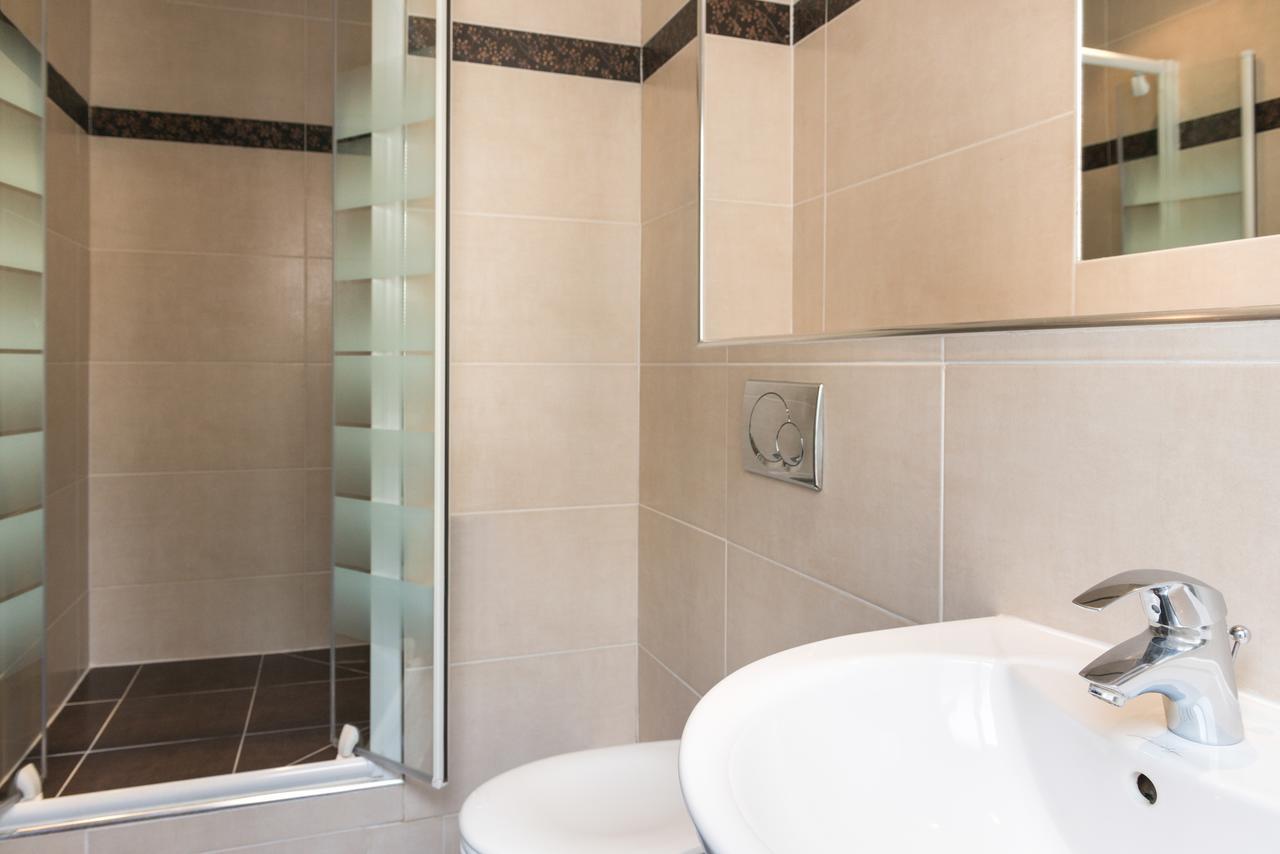 Double Room Shower,549330597:JPEG