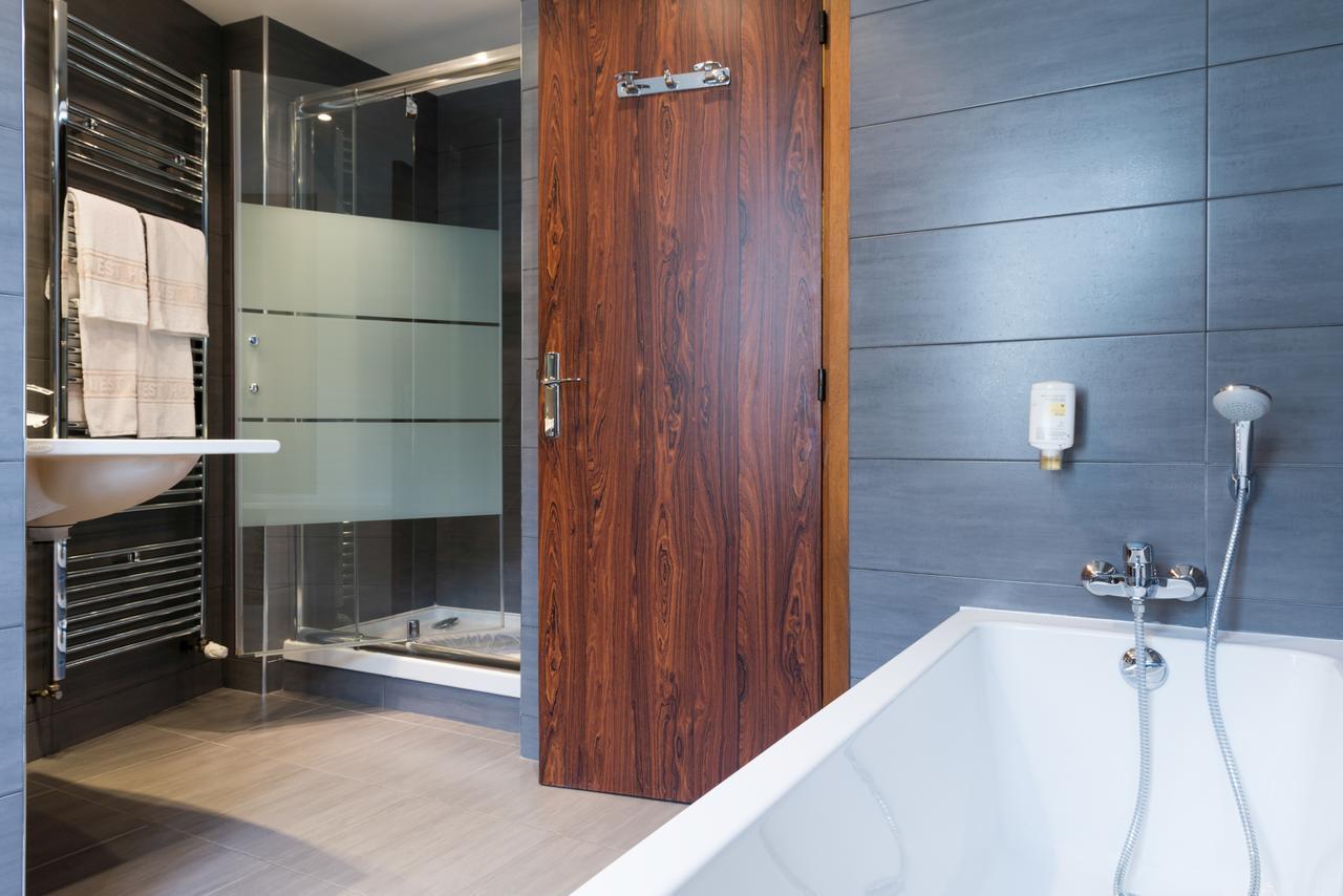 Zweibettzimmer mit Badewanne