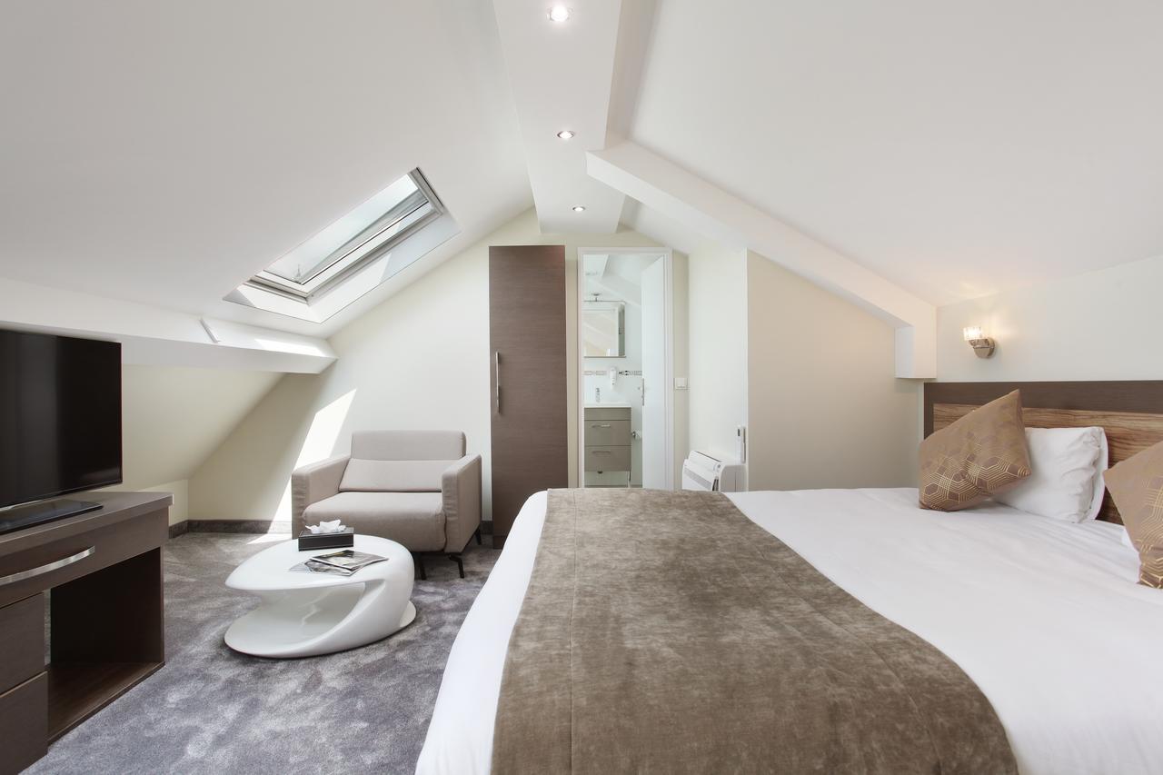 Junior Queen Suite