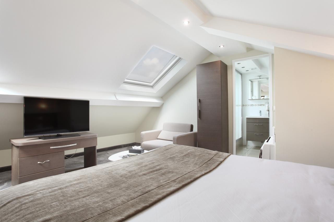Junior Queen Suite