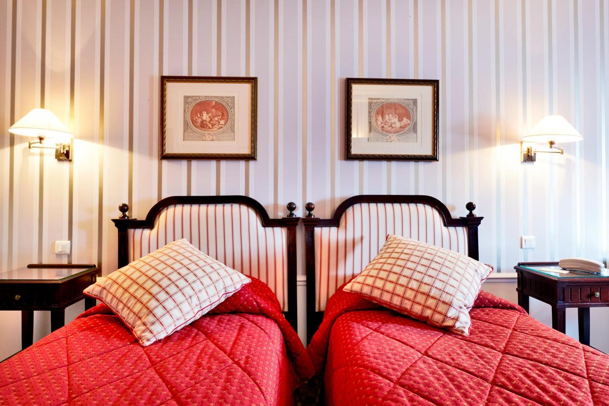 Two Connecting Double Rooms,684527751:JPEG