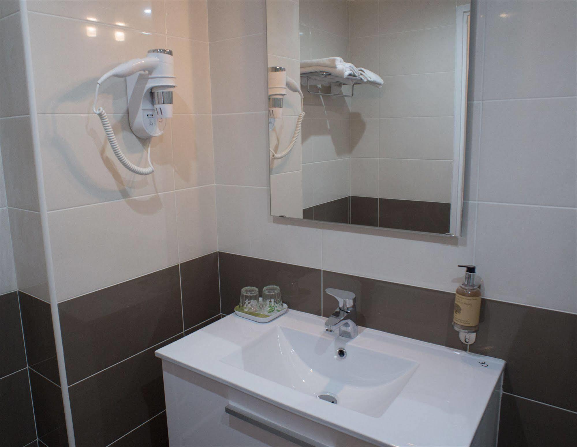 Twin Room,1714712504:JPEG