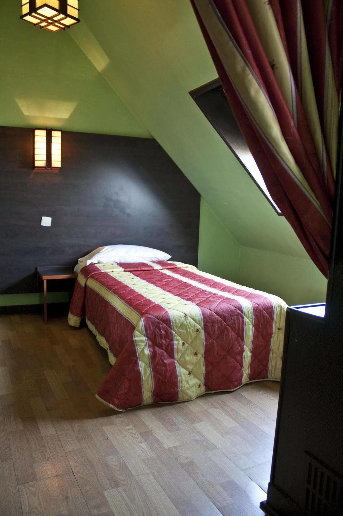 Quarto Individual Básico com Banheiro Compartilhado
