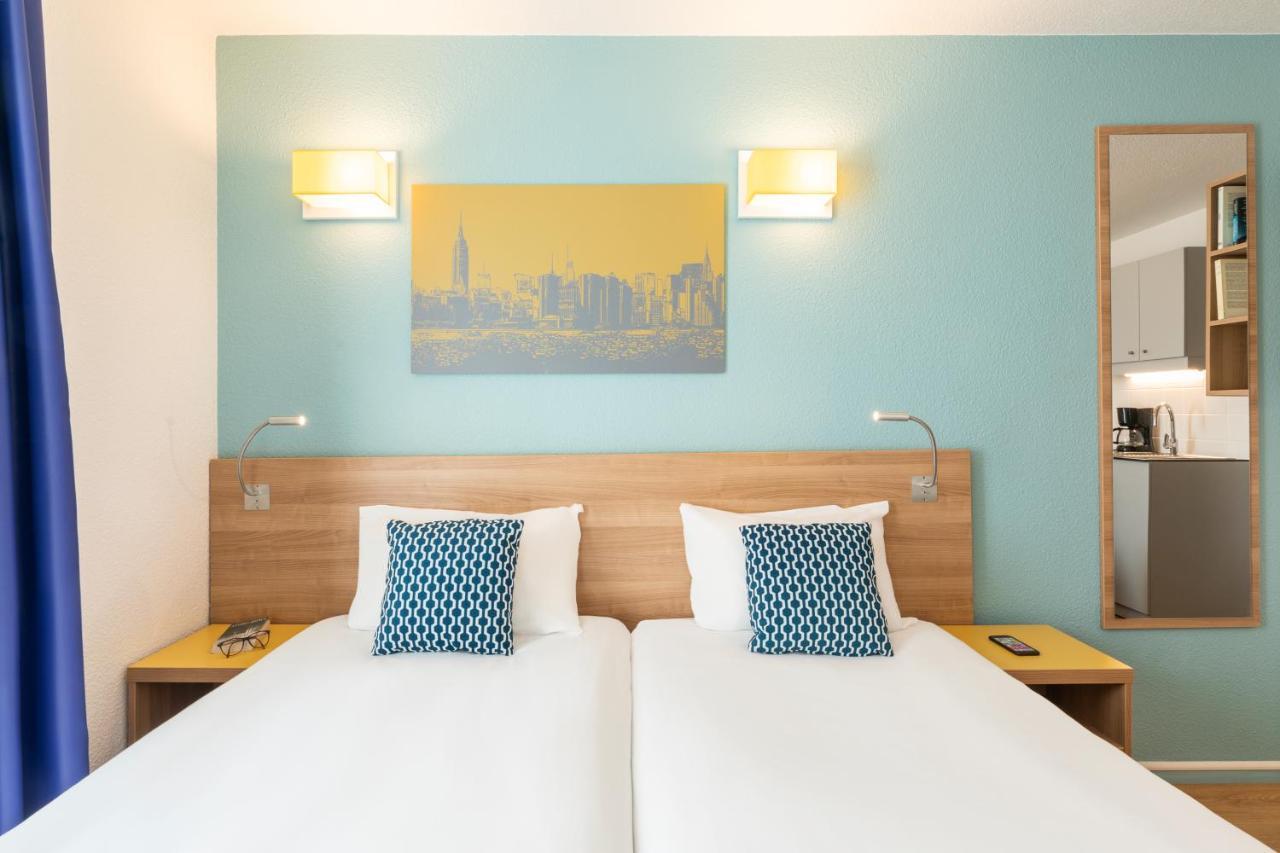 Studio (2 Adults),1274053696:JPEG