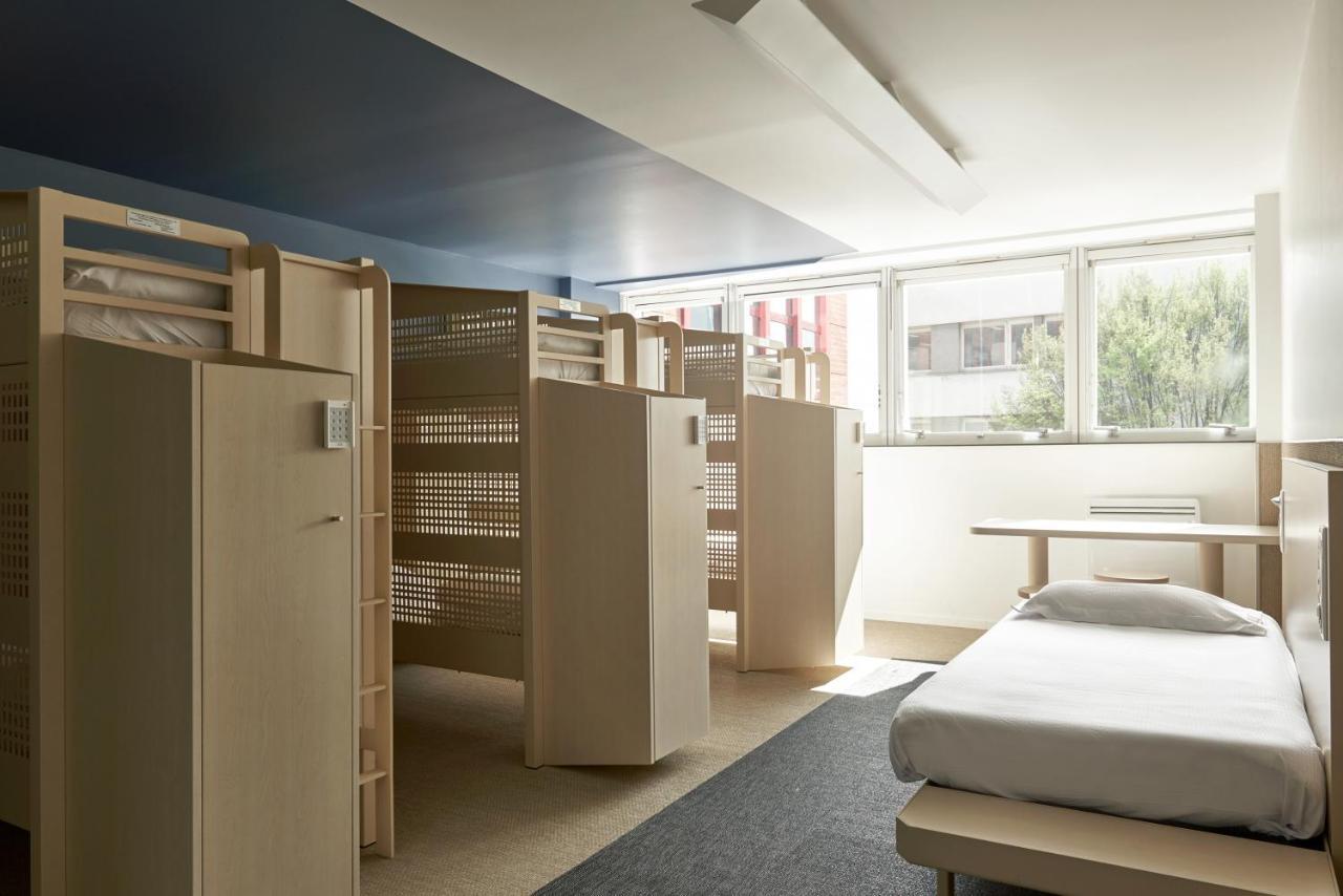 Lit Simple dans Dortoir pour Femmes