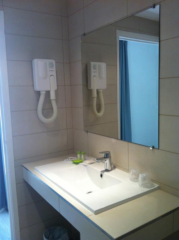Quarto com 2 Camas de Solteiro