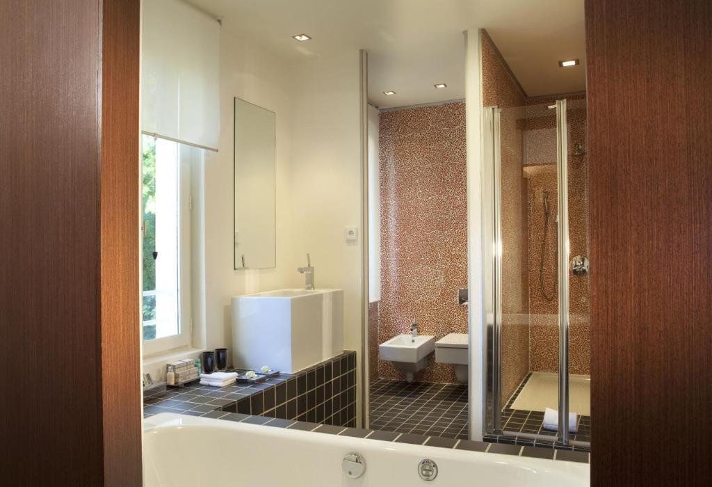 Suite Spa Bath,1097956053:JPEG