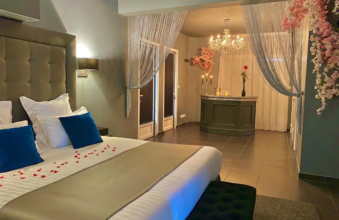 Luxury & Love - Indoor Swimming Pool & Cinema Room-1