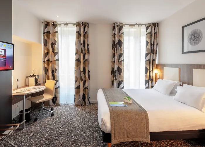 Paris hotels near Fontaine du Palmier