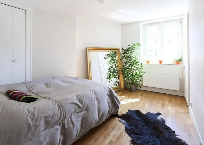 Central And Parisian Style - 3 Bedrooms