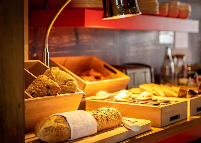 Boulogne-Billancourt hotels near Eiffel Tower
