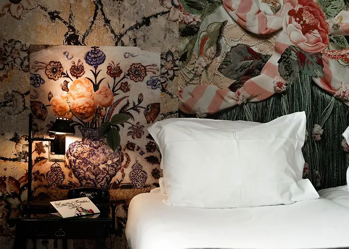 Hotel Du Petit Moulin, Haute Couture Hotel By Lacroix Parigi