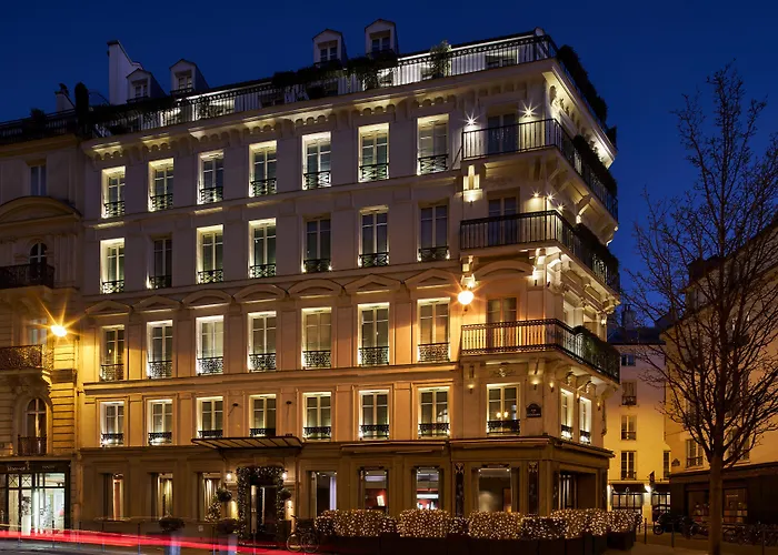 Le Pavillon Des Lettres Hotel Paris Com um Campo de golfe