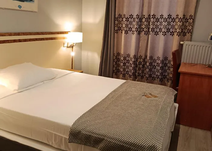 Hotel Azur パリ